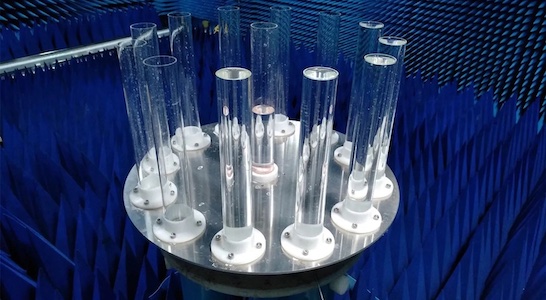 Une antenne utilisant de l’eau salée et des tubes de plastique